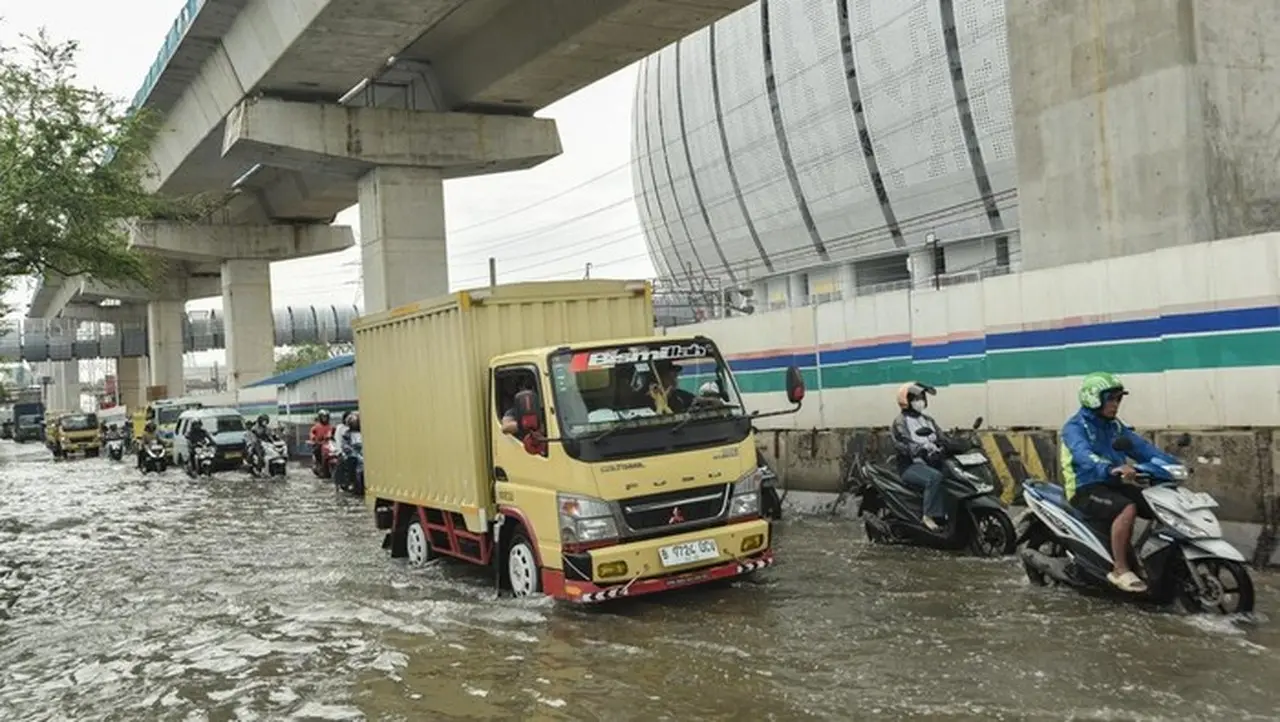 Banjir Rob Di Pesisir Utara Jakarta (foto: Antara Foto/fah)