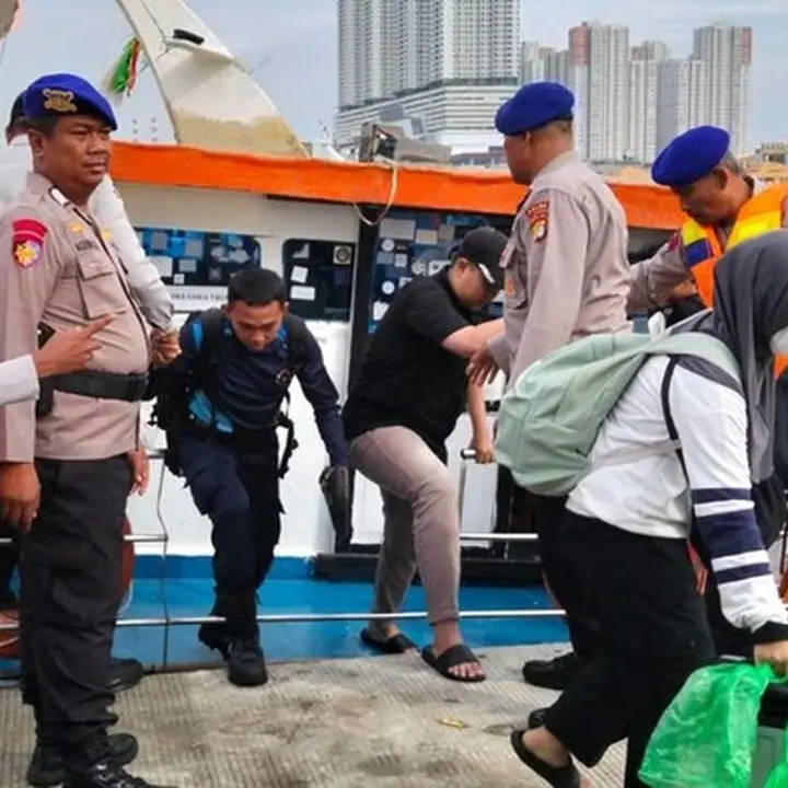 Kapal Mati Mesin di Pulau Onrust, Puluhan Penumpang KM Bima Dievakuasi Cepat Polda Metro