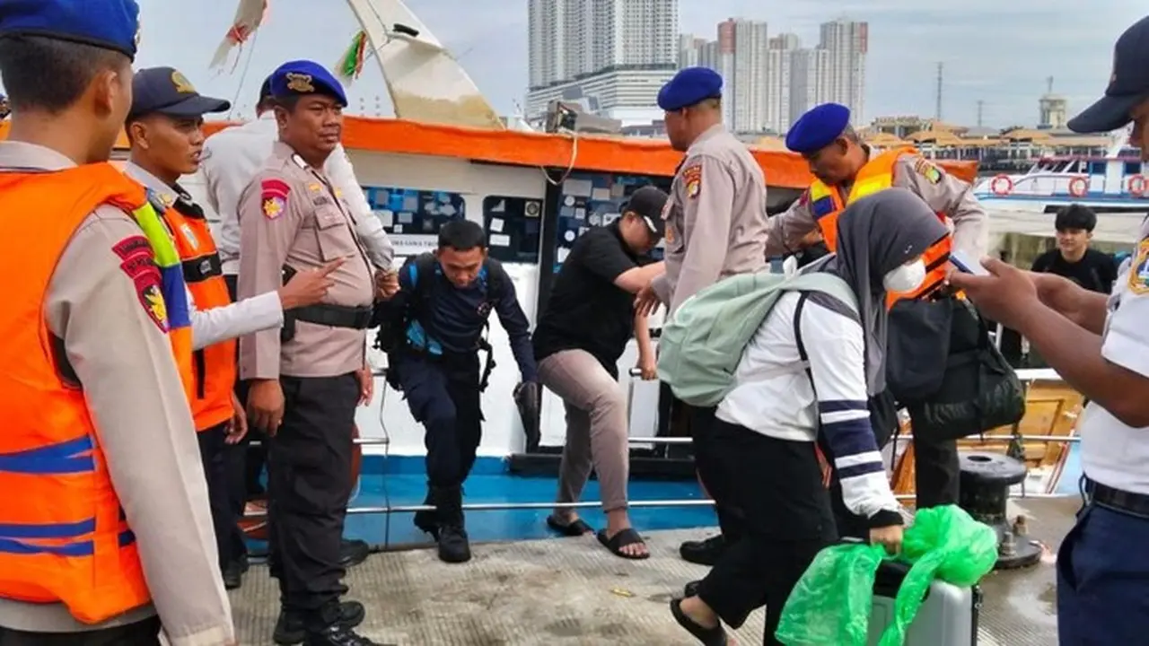 Foto: Ditpolairud Polda Metro Jaya Mengevakuasi Puluhan Penumpang Kapal Yang Mati Mesin Di Pulau Onrust. (dok. Istimewa)
