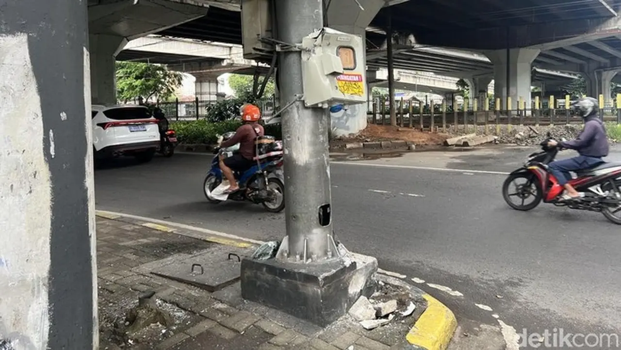 Lokasi Kecelakaan Bus Transjakarta Menabrak Tiang Listrik Di Tanjung Barat, Jaksel (adhfar Aulia Syuhada/detikcom)