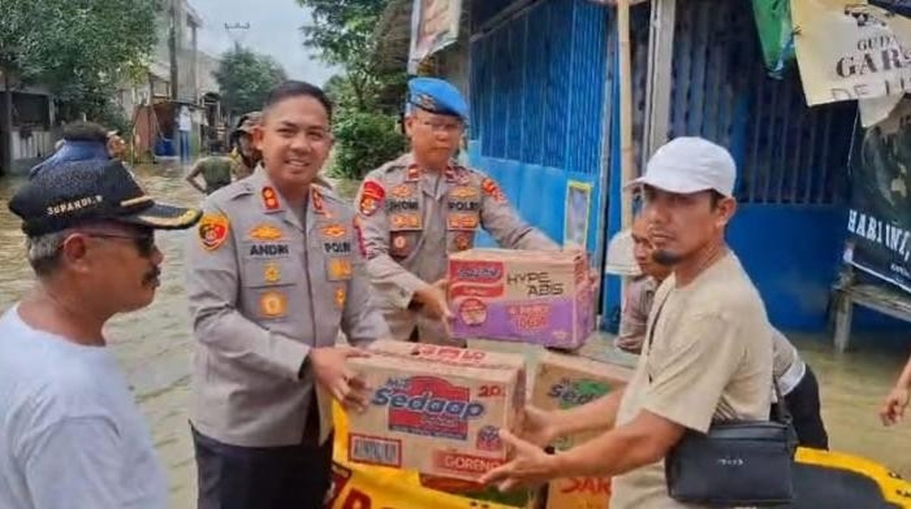 Banjir Kibin Meluas, Kapolres Serang Salurkan Bantuan Logistik dan Cek Drainase