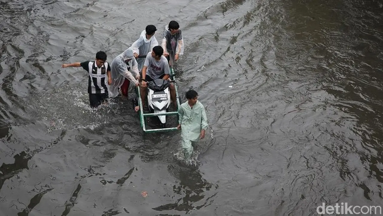 Ilustrasi Banjir Di Jakarta (foto: Ari Saputra/detikfoto)