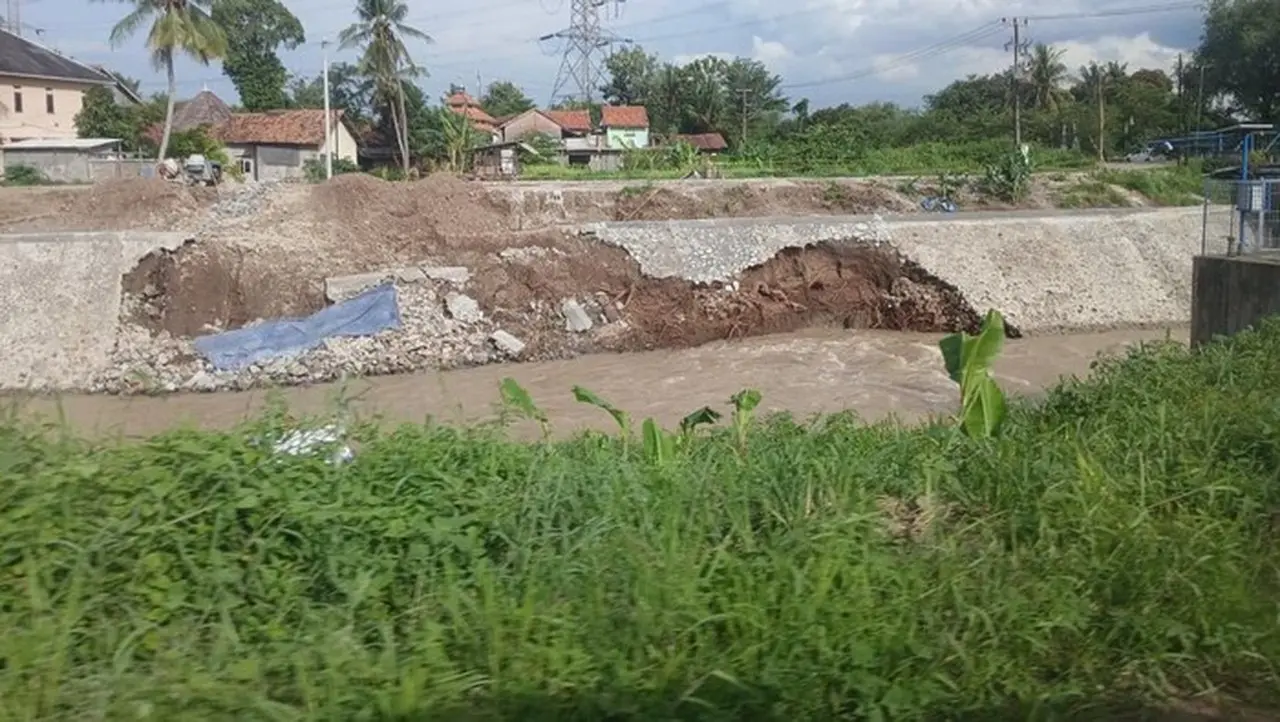 Tanggul Penahan Tanah (tpt) Sungai Cibanten Di Kota Serang Mengalami Longsor. (dok. Istimewa)