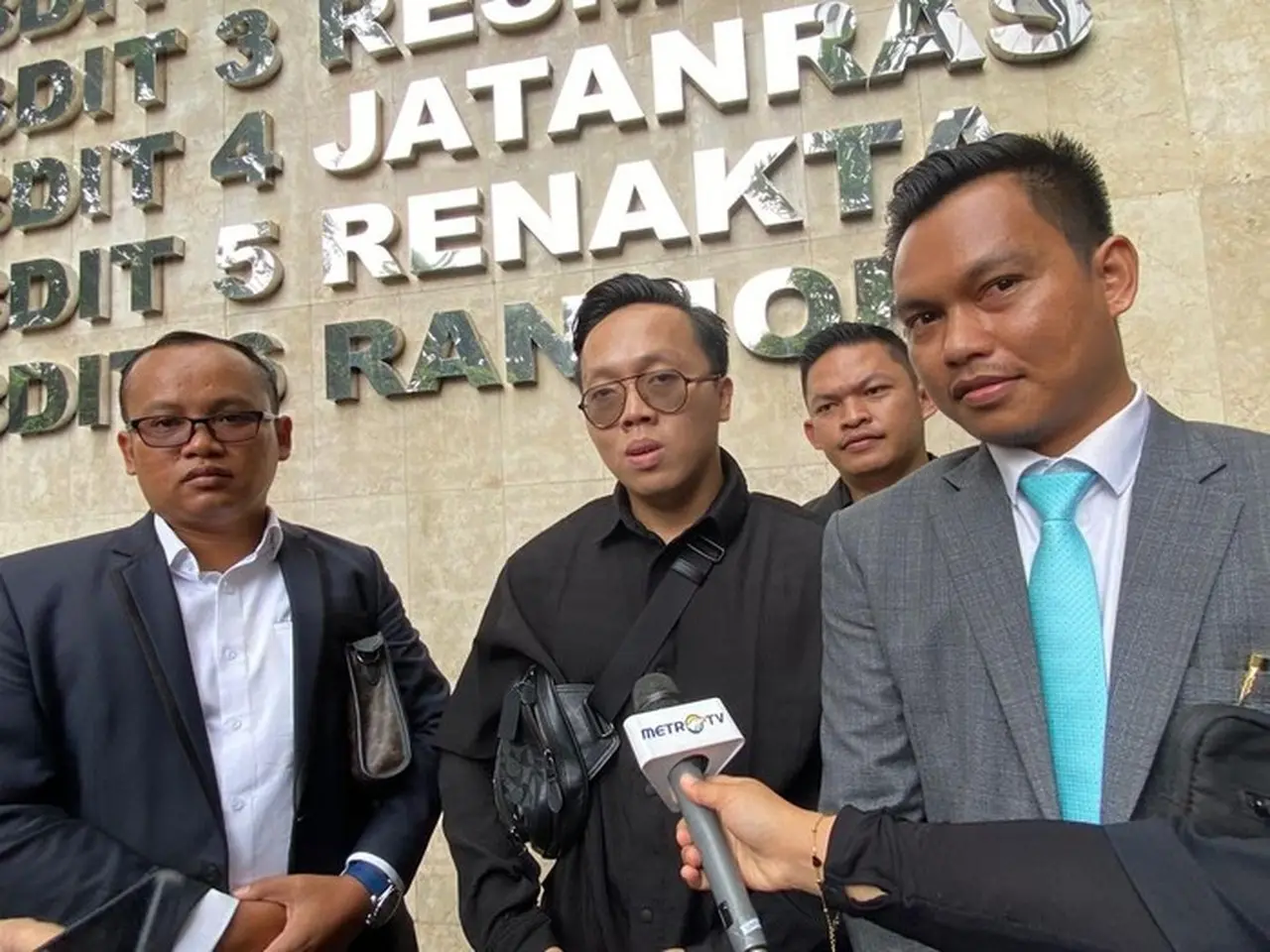 Foto: Pelapor Dugaan Penipuan Trading Kripto Timothy Ronald Diperiksa Di Polda Metro (wildan/detikcom)
