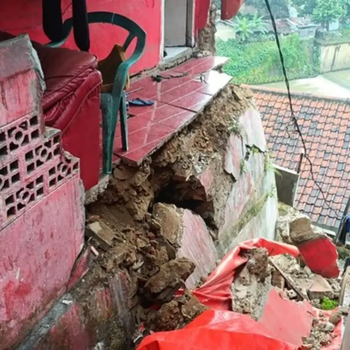 Tebing Pemakaman Longsor di Bogor Akibat Hujan Deras, Aliran Sungai Cikaret Tertutup
