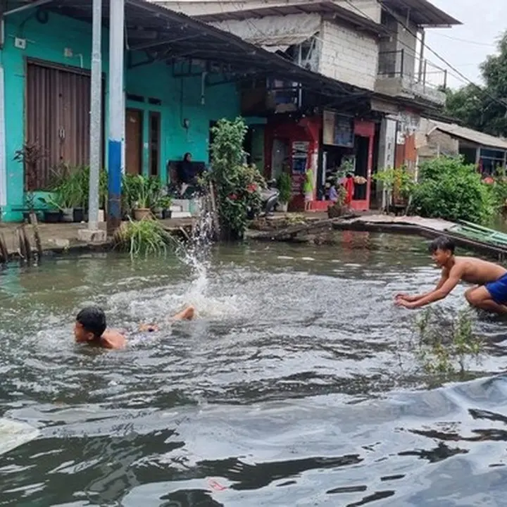 Banjir Pegangsaan Dua Jakarta Utara Belum Surut, Jadi Arena Bermain Anak-anak