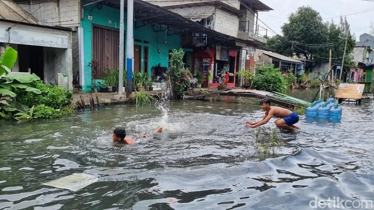 Kawasan Pegangsaan Dua, Jakut, Masih Terendam Banjir, Selasa (13/1) Siang. (taufiq Syarifudin/detikcom)