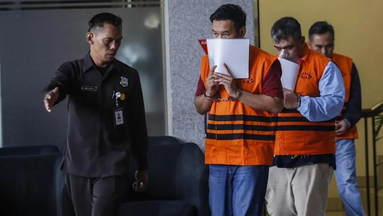 Kepala Kpp Jakut Dwi Budi (kedua Kanan) Bersama Tim Penilai Di Kpp Jakut Askob Bahtiar (kedua Kiri) Dan Kepala Seksi Pengawas Dan Konsultasi Kpp Jakut Agus Syaifudin (kanan) Menggunakan Rompi Tahanan. (foto: Antara Foto/asprilla Dwi Adha)