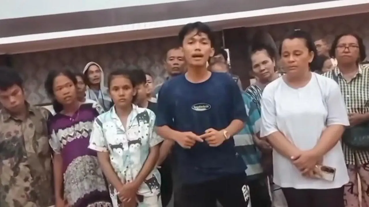 Foto: Tangkapan Layar Video Sejumlah Warga Mengaku Diusir Dari Pengungsian Di Tapteng (dok. Media Sosial)