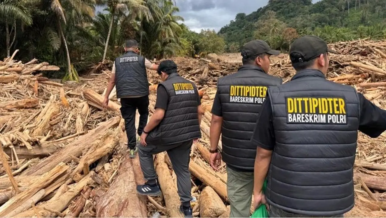 Bareskrim Olah Tkp Banjir Yang Bawa Gelondongan Kayu Di Garoga, Sumut. (foto: Dok. Istimewa)