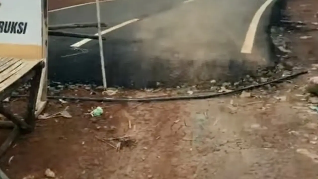 Foto: Viral Beda Kondisi Jalan Di Perbatasan Kabupaten Bogor Dan Lebak. (dok. Screenshot Video Viral)