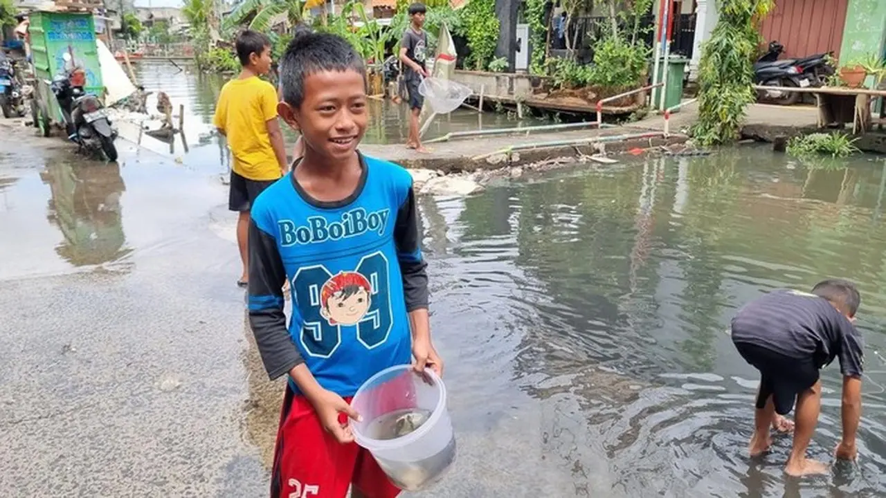 Anak Anak Di Pegangsaan Dua Jakut Cari Ikan Saat Banjir (foto: Dok. Istimewa)