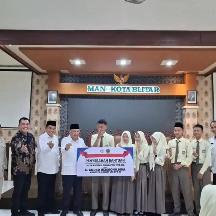 Legislator Gerindra Endro Hermono Salurkan PIP di Blitar untuk Siswa Madrasah Kurang Mampu