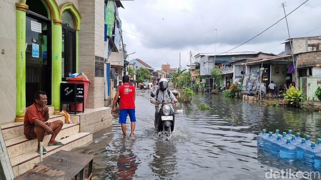 Kakek Nyaris Tenggelam di Jakut Akibat Banjir Kali Cakung, Warga Pasang Tanda Bambu
