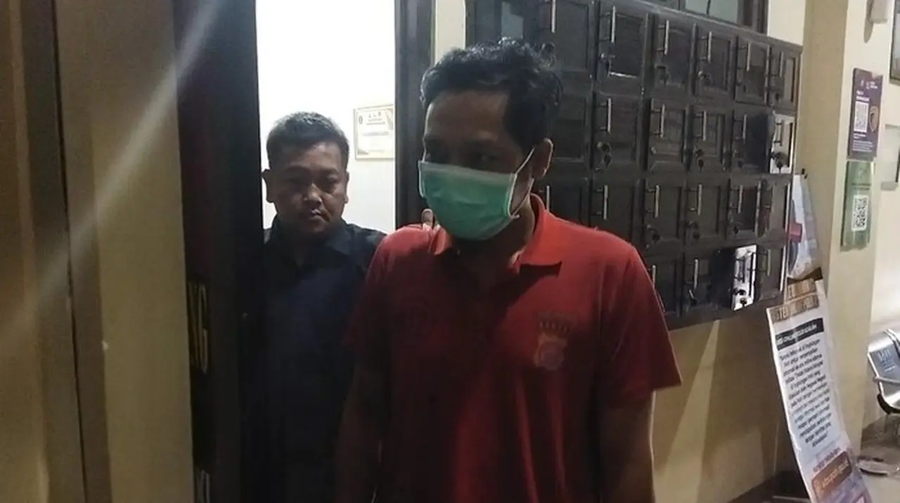 Kepala Desa Sidamukti Di Kecamatan Sukaresmi, Kabupaten Pandeglang, Berinisial Ki Ditahan Polisi. (aris Rivaldo/detikcom)