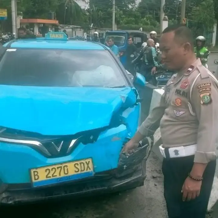 Taksi Listrik Ringsek Tertabrak Lokomotif KA Saat Terobos Perlintasan di Jakarta Pusat