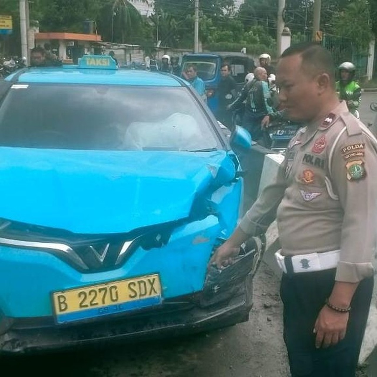Taksi Listrik Ringsek Tertabrak Lokomotif KA Saat Terobos Perlintasan di Jakarta Pusat Taksi Listrik Ringsek Tertabrak Lokomotif KA Saat Terobos Perlintasan di Jakarta Pusat