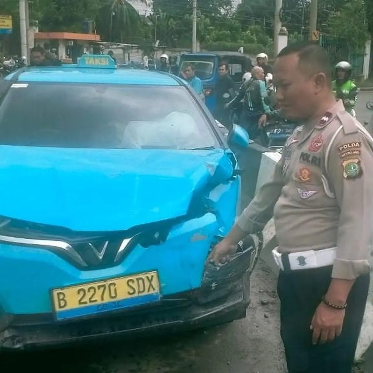 Foto: Taksi Listrik Tertemper Lokomotif Kereta Api (ka) Saat Menerobos Perlintasan Rel Ka Di Jakarta Pusat. Bodi Mobil Tersebut Ringsek Dan Lokomotif Ka Ikut Rusak. (dok Istimewa)