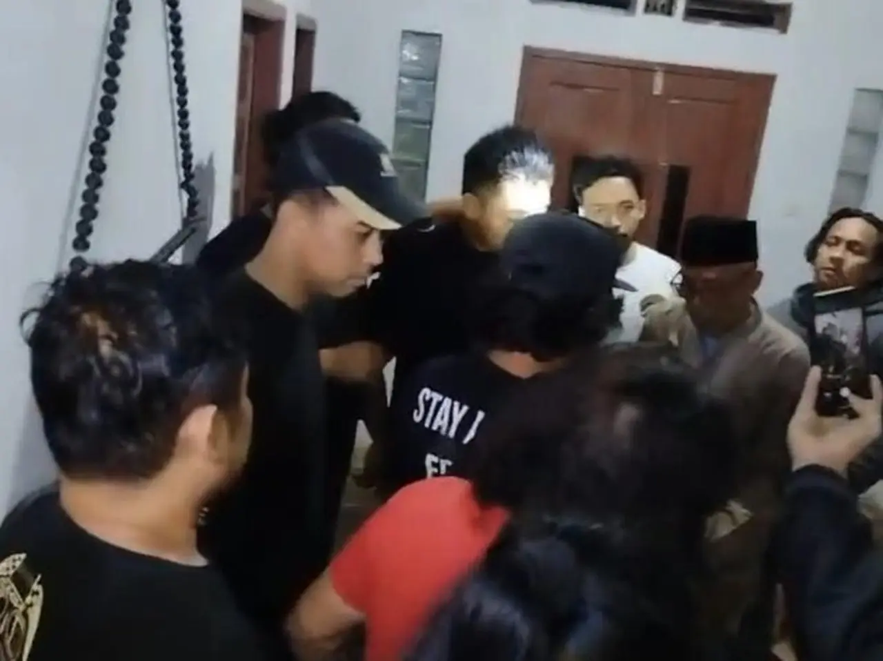 Foto: Momen Suami Siri Pembunuh Terapis Wanita Di Bekasi Ditangkap Depan Orang Tua (dok.istimewa)
