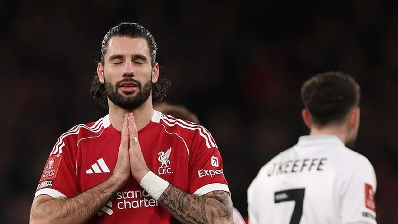 Dominik Szoboszlai Minta Maaf Usai Lakukan Blunder Lawan Barnsley. (getty Images/carl Recine)