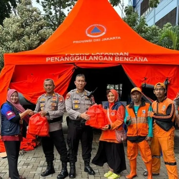 Banjir Rendam Cilincing, Ratusan Warga Jakut Mengungsi, Polda Metro Dirikan Dapur Lapangan