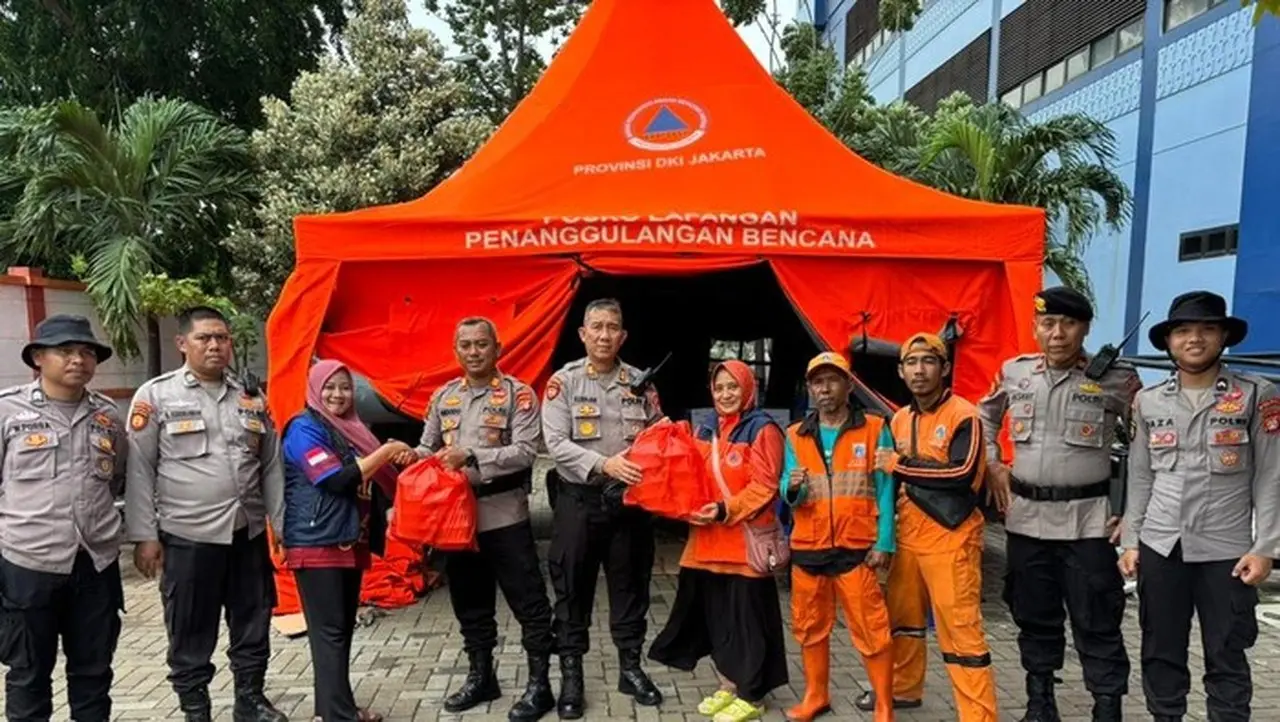 Polda Metro Menyalurkan Makanan Untuk Warga Jakut Yang Mengungsi. (dok. Polda Metro Jaya)