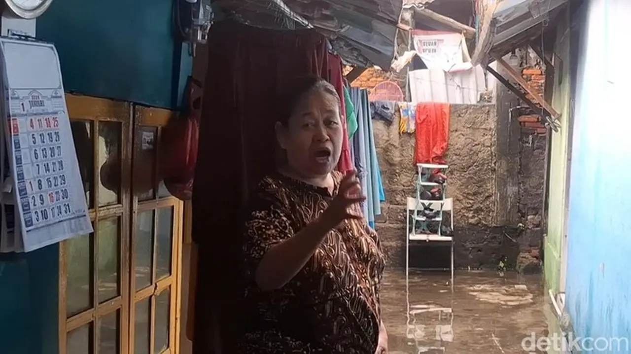 Foto: Astuti, Warga Warakas Yang Rumahnya Porak Poranda Gegara Banjir (taufiq Syarifudin/detikcom)