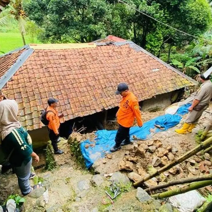 Tanah Longsor Sukajaya Bogor: 4 Rumah Rusak, 2 Keluarga Mengungsi Akibat Hujan Deras