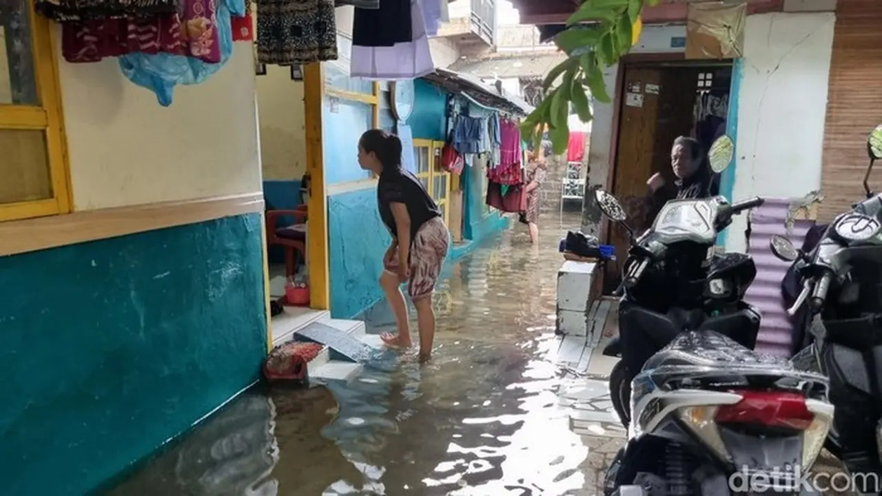 Wilayah Warakas, Tanjung Priok, Jakut, Masih Terendam Banjir Sore Ini. Banjir Sempat Surut Siang Hari, Tapi Sore Air Kembali Naik Dan Menggenang Di Rumah Warga. (taufiq/detikcom)