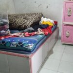 Warga Warakas Ganti Ranjang Kayu dengan Cor Beton Antisipasi Banjir Susulan