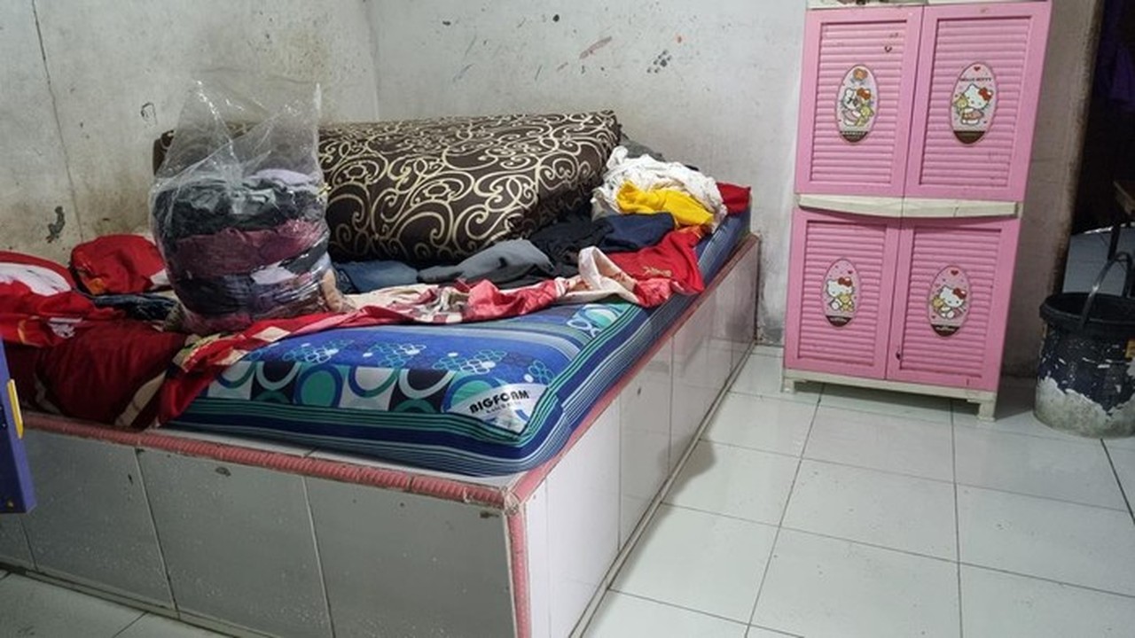 Warga Warakas Ganti Ranjang Kayu dengan Cor Beton Antisipasi Banjir Susulan