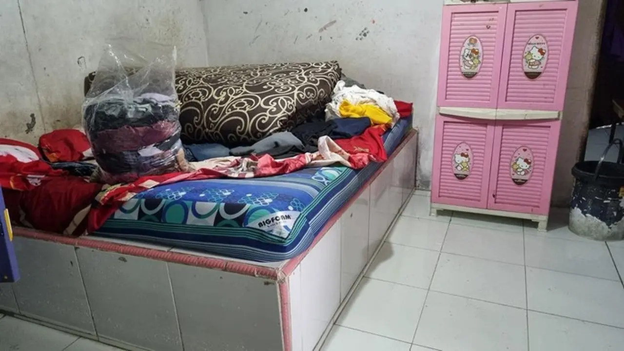 Foto: Warga Warakas Jakut Membuat Ranjang Dari Corcoran Lantaran Sering Kebanjiran (taufiq/detik)