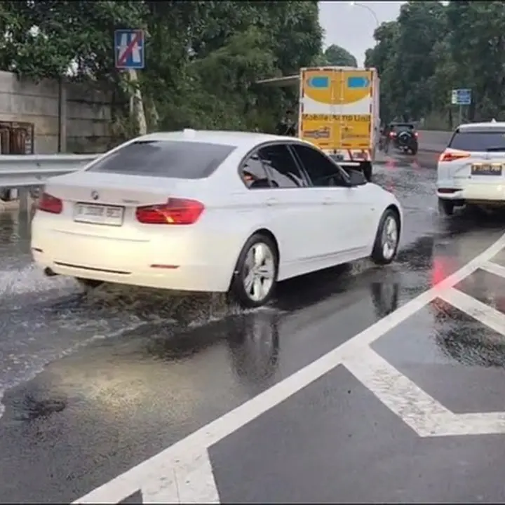Tol Sedyatmo Arah Bandara Soetta Tergenang 30 Cm, Mobil Pompa Air Disiagakan