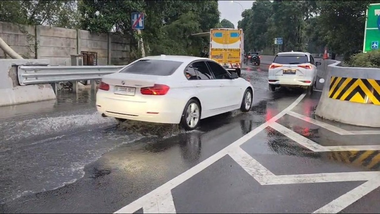 Tol Sedyatmo Arah Bandara Soetta Tergenang 30 Cm, Mobil Pompa Air Disiagakan