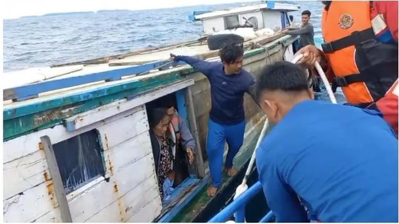 Polres Kepulauan Seribu Mengevakuasi Penumpang Km Nabilah Yang Mengalami Kebocoran. (dok. Polres Kepulauan Seribu)