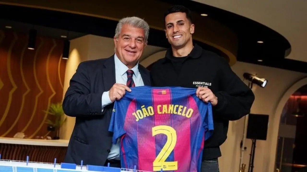 Presiden Barcelona Joan Laporta (kiri) Berfoto Bersama Joao Cancelo. Foto: German Parga Fc Barcelona