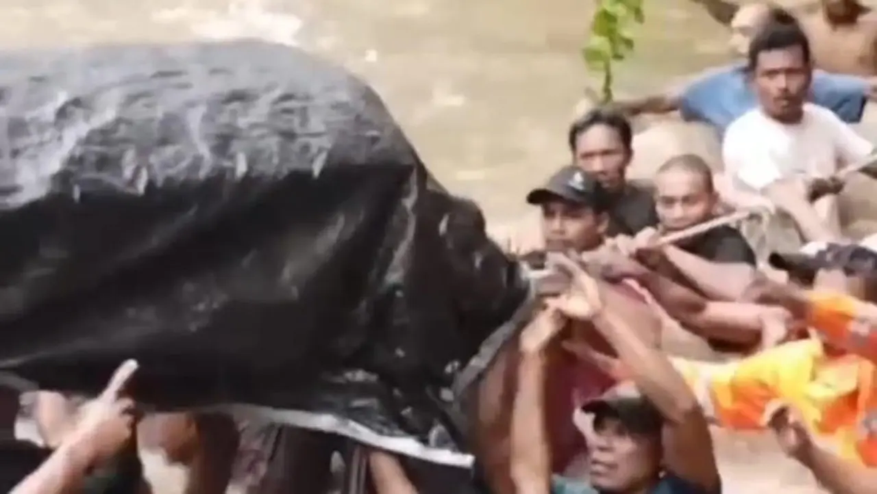 Foto: Warga Halmahera Utara Menggotong Jenazah Menyeberangi Sungai. (dok. Istimewa)