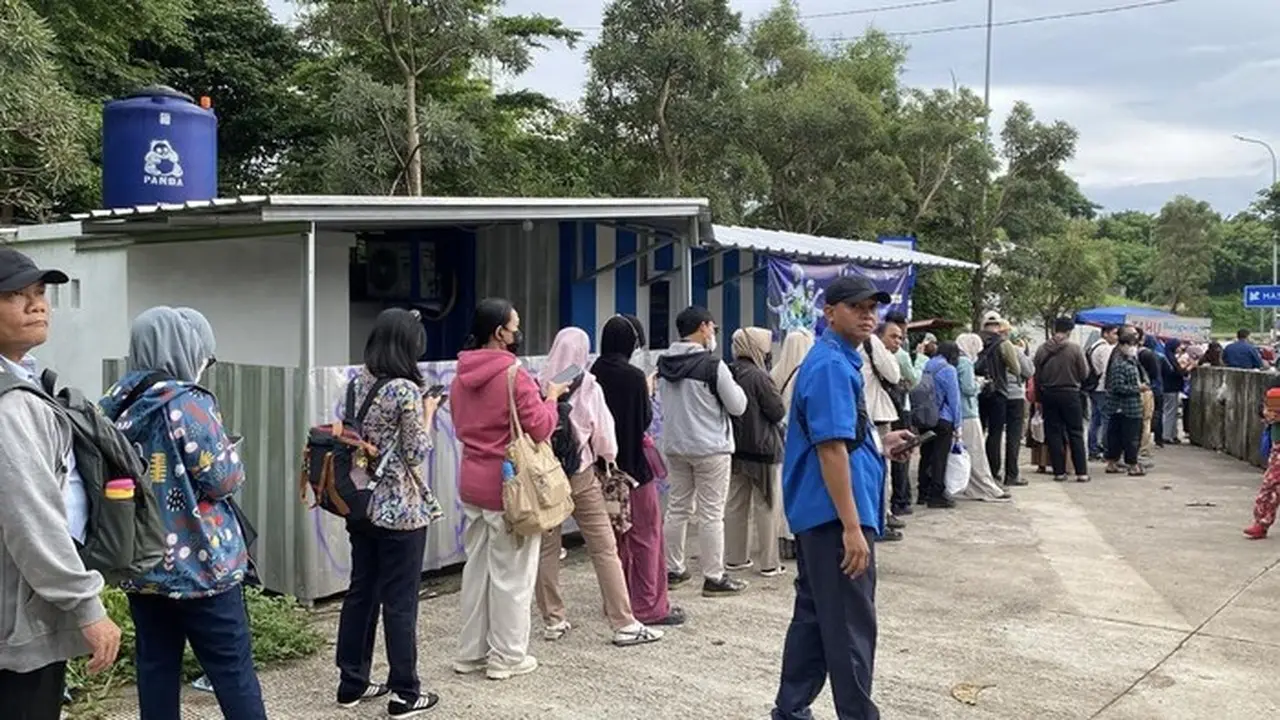 Penampakan Antrean Panjang Penumpang Bus Transjakarta Di Pintu Tol Sawangan (foto: Devi Puspitasari/detikcom)