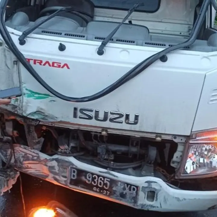 Truk Boks Terguling di Tol Wiyoto Wiyono Akibat Pecah Ban, Lalu Lintas Sempat Terhambat