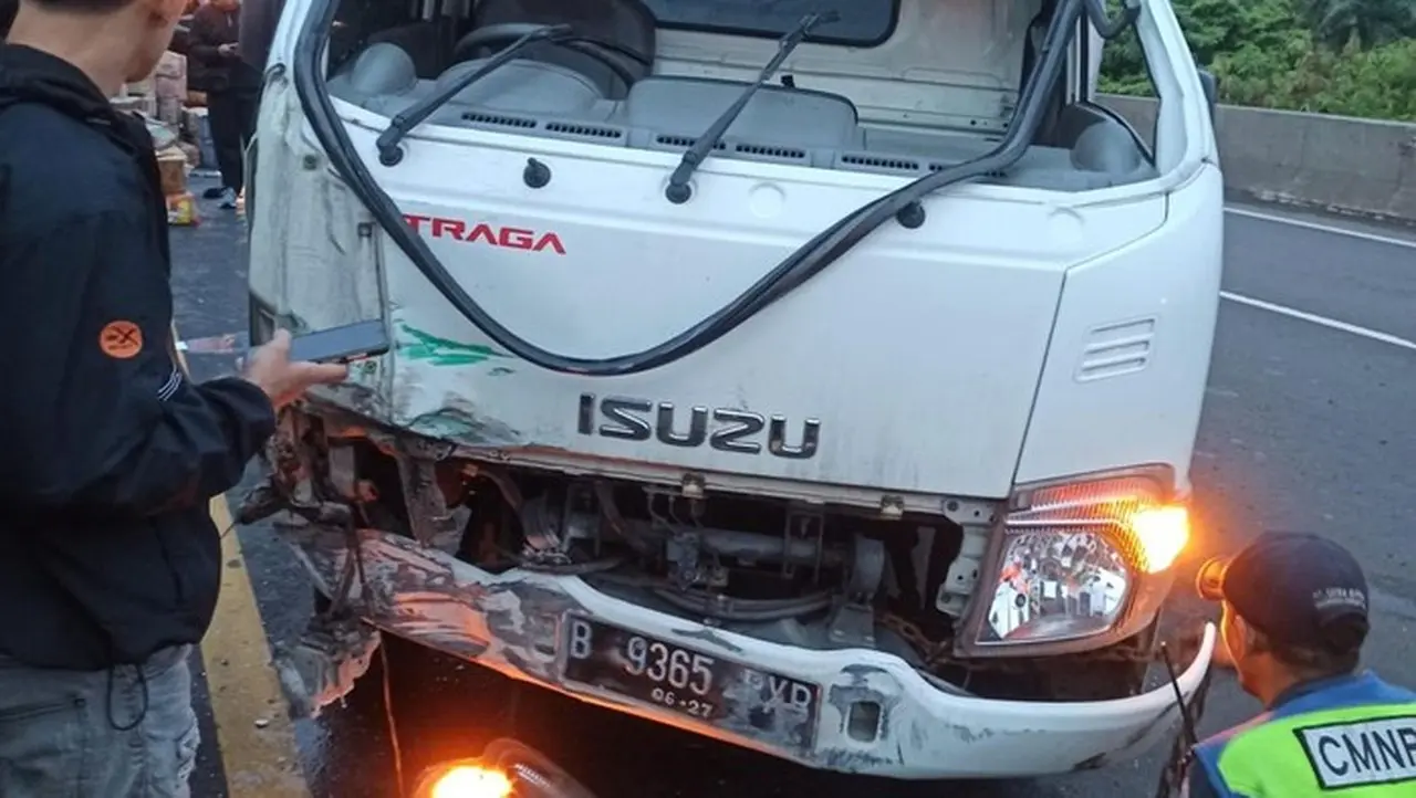 Foto: Truk Boks Pecah Ban Hingga Terguling Di Tol Wiyoto Wiyono. (dok. Istimewa)