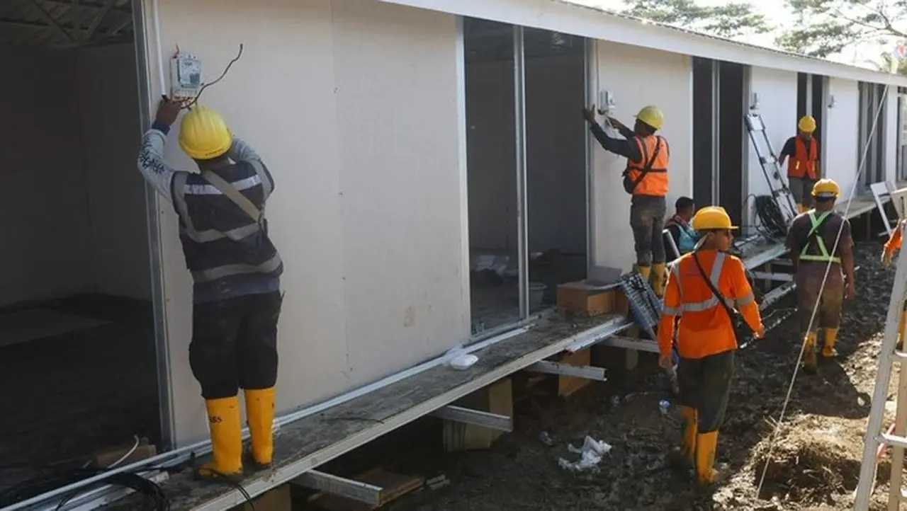 Foto: Para Petugas Pln Memasang Kwh Meter Di Masing Masing Unit Rumah Hunian Danantara (huntara) Aceh Tamiang. Saat Ini, Seluruh Hunian Yang Telah Terbangun Sudah Tersambung Listrik (dok.istimewa)