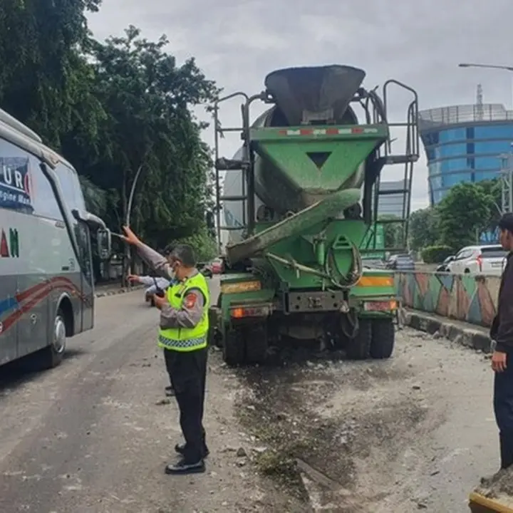 Truk Molen Lepas Kendali, Hantam Pembatas Jalan di Yos Sudarso Jakarta Utara