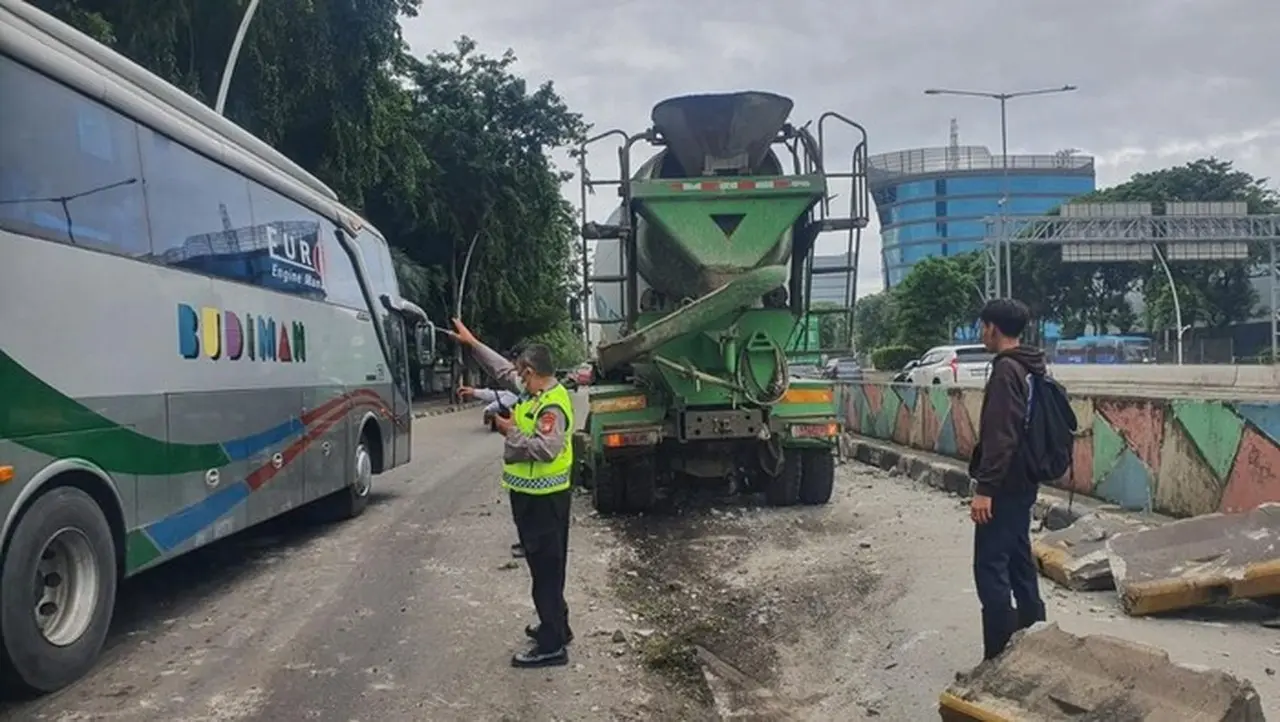 Truk Molen Tabrak Pembatas Jalan Di Jl Yos Sudarso Jakut (foto: Dok. Istimewa Twitter Tmc Polda Metro Jaya)