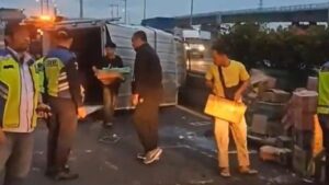 Truk Boks Pecah Ban dan Terguling di Tol Wiyoto Wiyono Arah Tanjung Priok