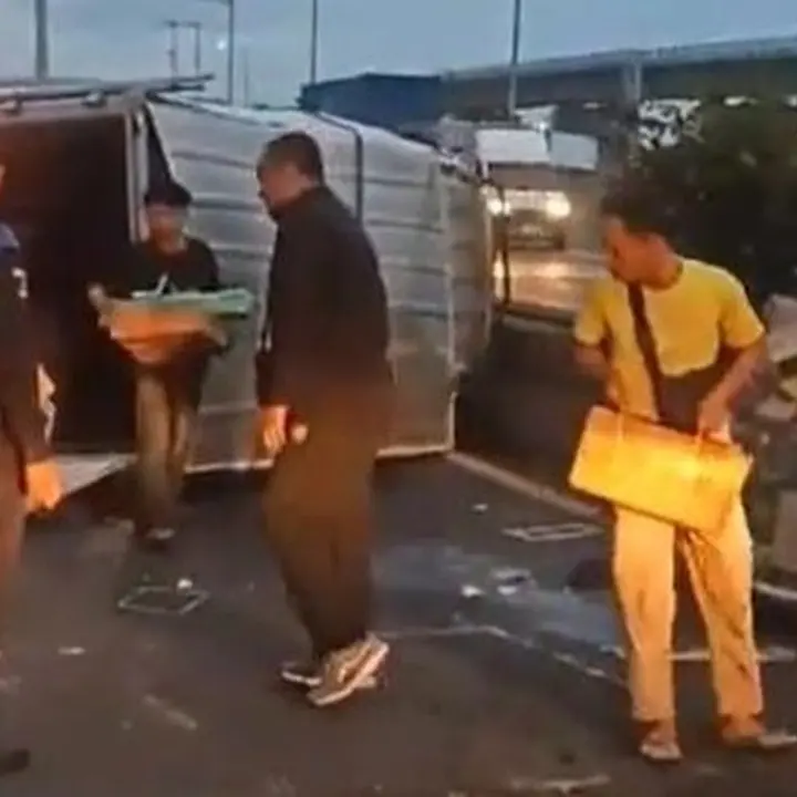 Truk Boks Pecah Ban dan Terguling di Tol Wiyoto Wiyono Arah Tanjung Priok