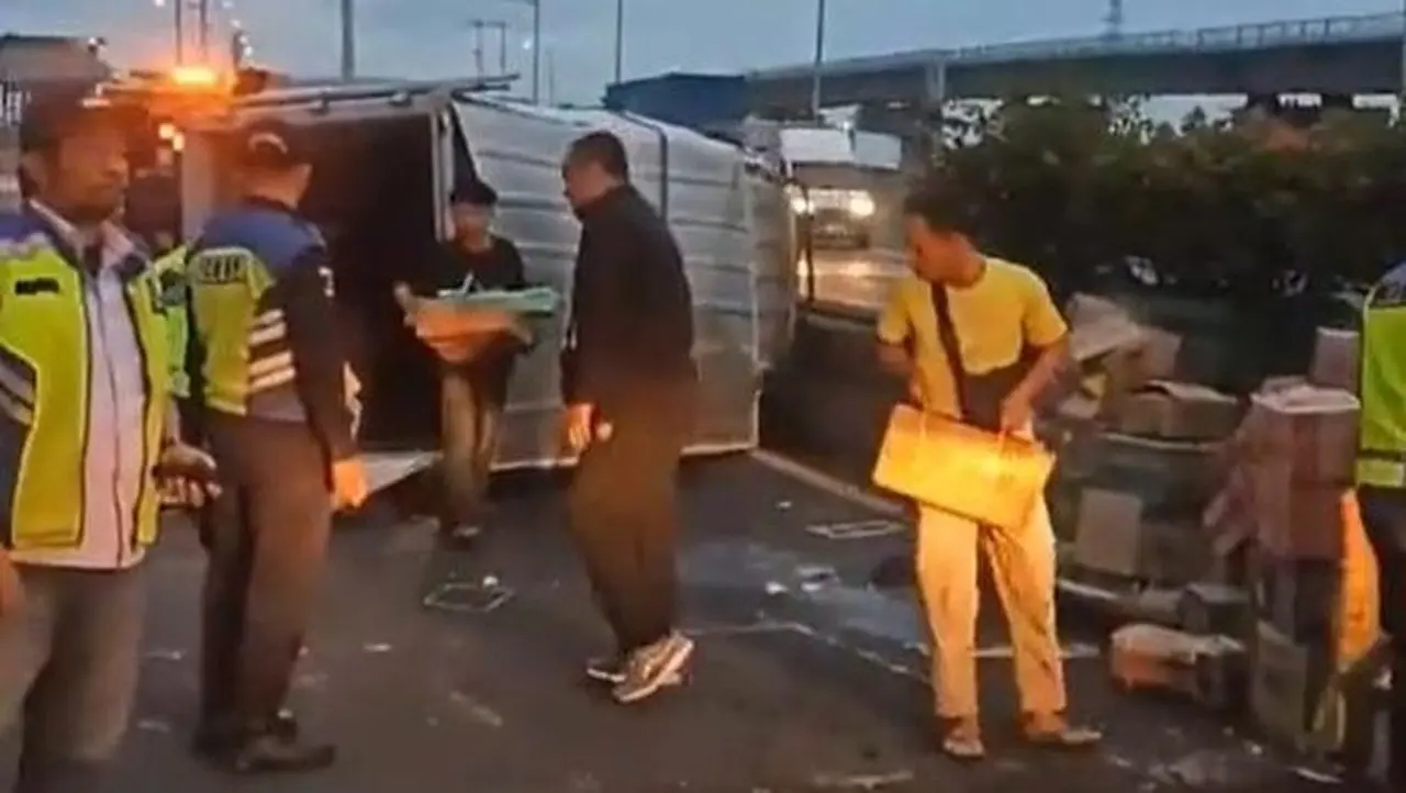 Truk Boks Pecah Ban Hingga Terguling Di Tol Wiyoto Wiyono Arah Priok (foto: Dok. Istimewa Twitter Tmc Polda Metro Jaya)