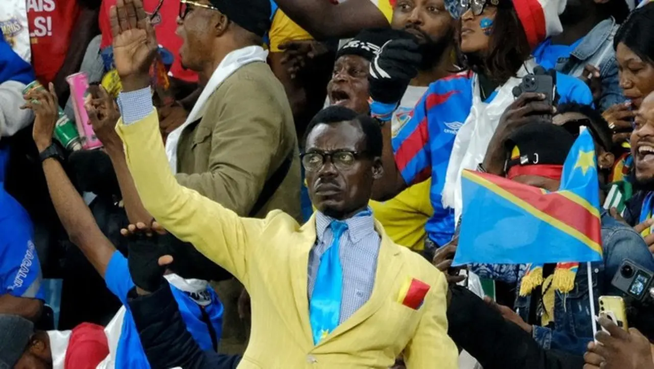 Fans Republik Demokratik Kongo Berpose Bak Patung Patrice Lumumba. (foto: Anadolu Via Getty Images/anadolu)