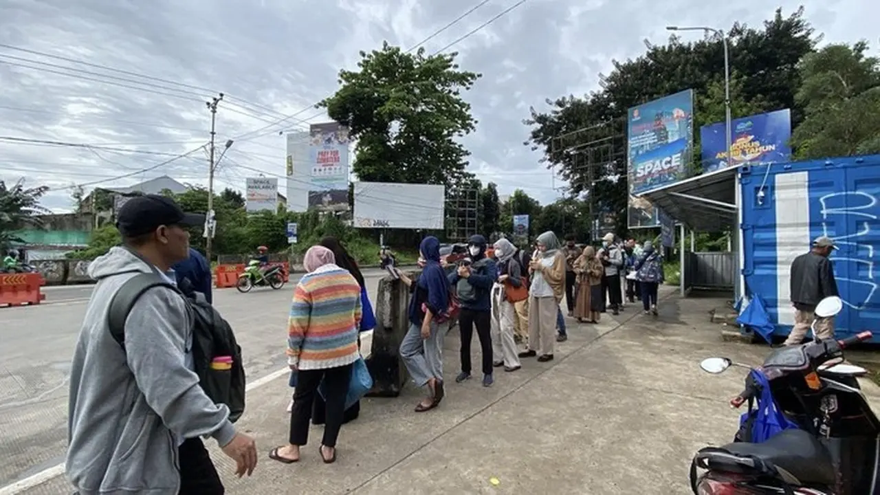 Penampakan Antrean Panjang Penumpang Bus Transjakarta Di Pintu Tol Sawangan. (devi Puspitasari/detikcom)