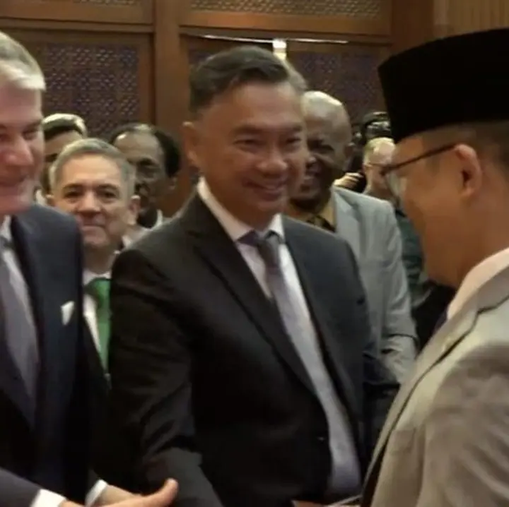 Menlu Sugiono Sapa Hangat Dino Patti Djalal dalam Pernyataan Pers Tahunan Kemlu 2026