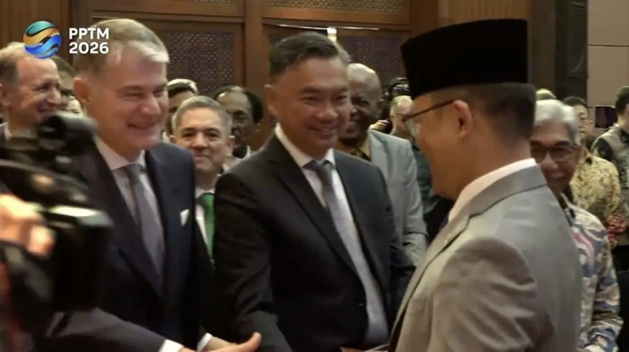 Sugiono Menyalami Dino Patti Djalal Yang Hadir Di Acara Tahunan Kemlu. (tangkapan Layar Youtube Kemlu)